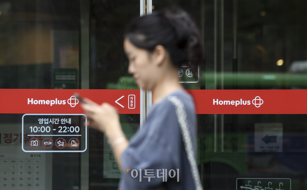 ▲서울회생법원이 홈플러스의 기업회생절차 지속 여부를 결정하는 3일 서울 시내의 한 홈플러스 매장 앞으로 시민들이 지나고 있다. 이날 서울회생법원 4부(재판장 정준영 법원장)는 회생계획안의 수행 가능성을 검토한 뒤 관계인 집회에 부칠지, 회생계획안을 배제하고 회생절차를 폐지할지 결정한다. 앞서 홈플러스는 작년 3월 회생절차를 개시한 뒤 회생계획안 가결 기한을 올해 3월과 5월 두 차례 연장했다. 고성준 기자 joonko1@
