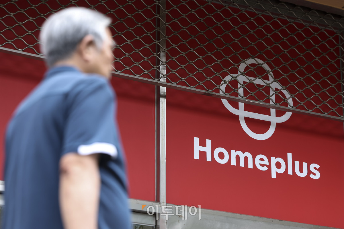 ▲서울회생법원이 홈플러스의 기업회생절차 지속 여부를 결정하는 3일 서울 시내의 한 홈플러스 매장 앞으로 시민들이 지나고 있다. 이날 서울회생법원 4부(재판장 정준영 법원장)는 회생계획안의 수행 가능성을 검토한 뒤 관계인 집회에 부칠지, 회생계획안을 배제하고 회생절차를 폐지할지 결정한다. 앞서 홈플러스는 작년 3월 회생절차를 개시한 뒤 회생계획안 가결 기한을 올해 3월과 5월 두 차례 연장했다. 고성준 기자 joonko1@