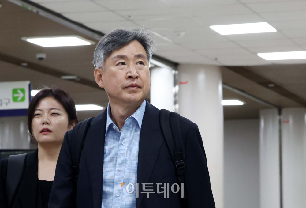 ▲12·3 비상계엄에 가담한 혐의를 받는 김종욱 전 해양경찰청장이 3일 서울 서초구 서울중앙지방법원에서 열린 구속 전 피의자 심문(영장실질심사)에 출석하고 있다. 신태현 기자 holjjak@ (이투데이DB)