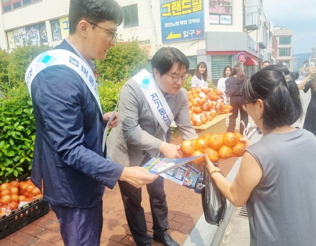 ▲농협중앙회 전남본부 임직원들이 지난 2일 광양시지부 앞에서 시민들에게 양파를 나눠주며 전기통신금융사기 예방과 양파 소비촉진 캠페인을 펼치고 있다. (사진제공=농협중앙회 전남본부)