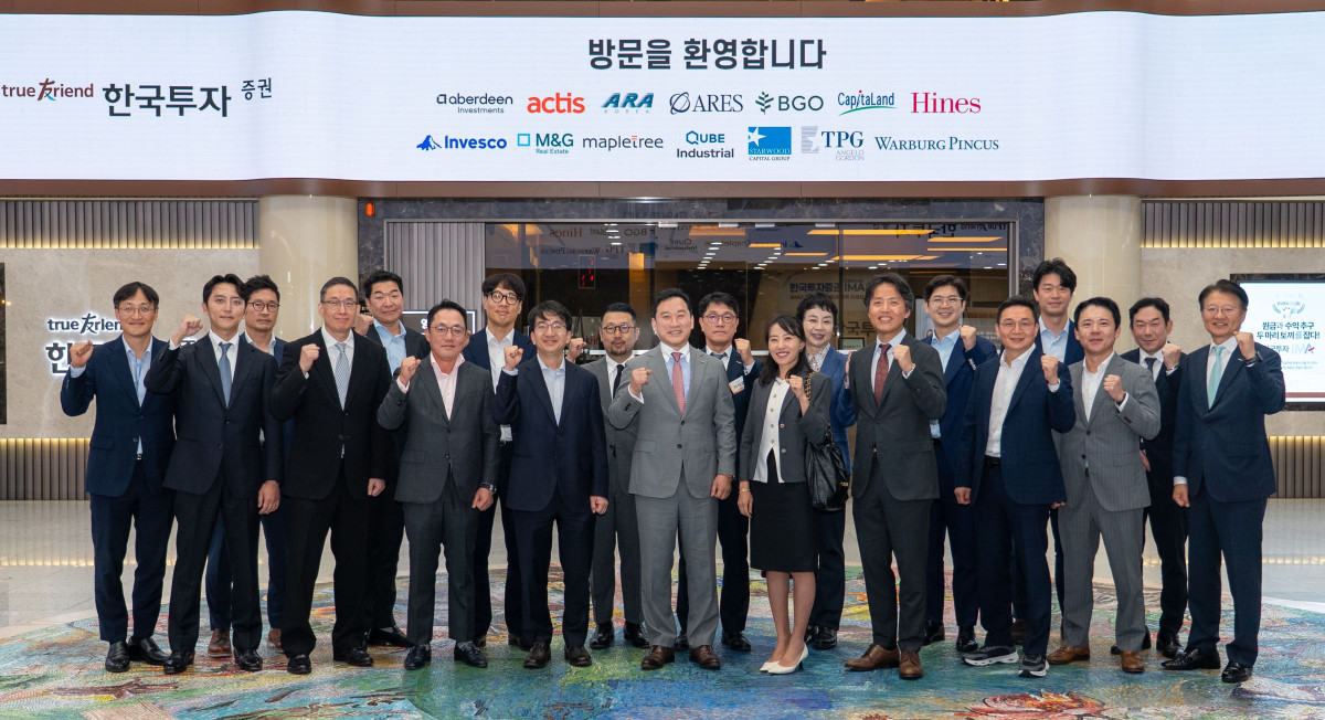 ▲김성환 한국투자증권 사장(앞줄 오른쪽에서 여섯번째)이 이달 2일 서울 여의도 본사에서 글로벌 부동산 대체투자 운용사 CEO 초청 행사를 열고 참석자들과 함께 기념 사진을 촬영하고 있다. (사진제공=한국투자증권)
