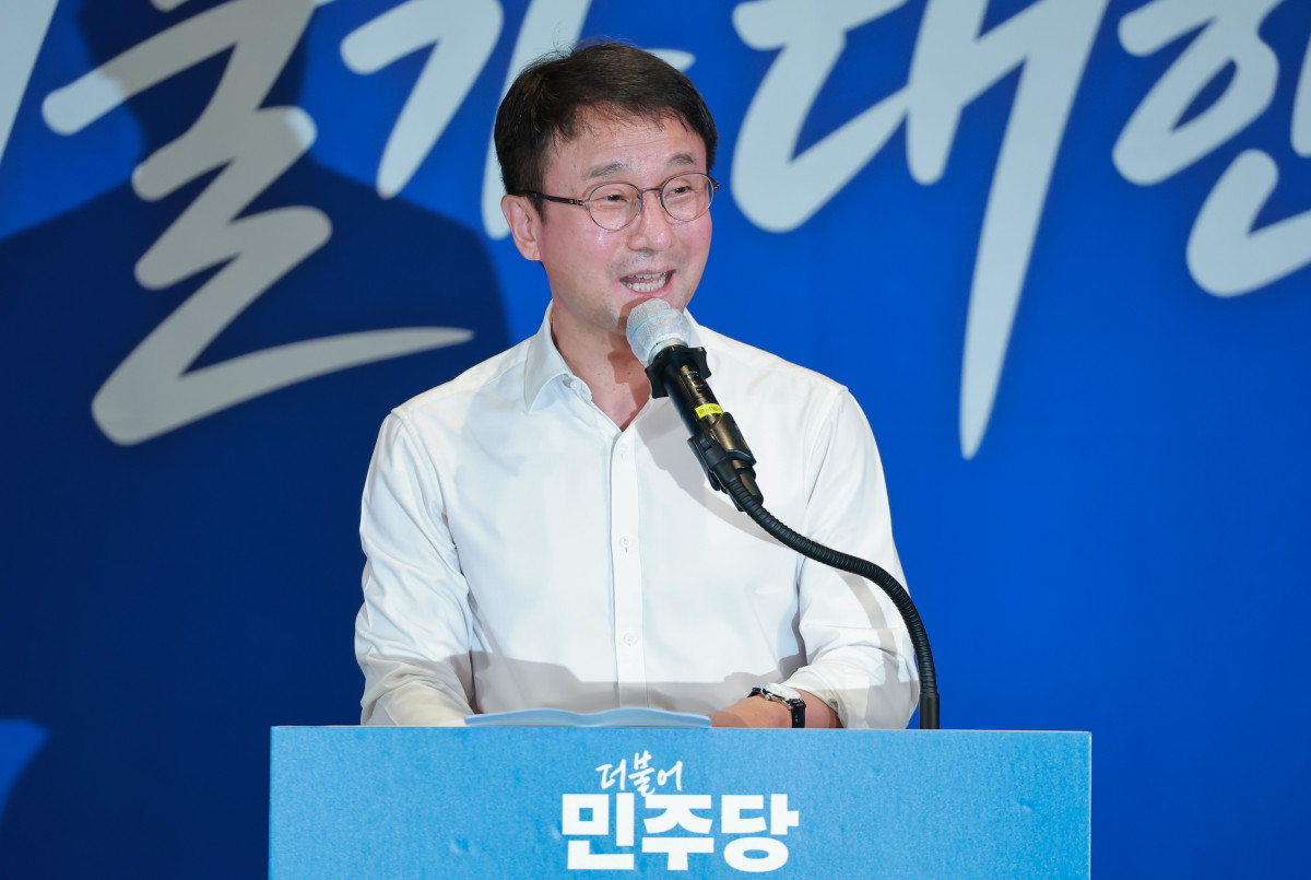 ▲한병도 더불어민주당 대표 직무대행 겸 원내대표가 3일 서울 용산구 한 호텔에서 열린 민주당 국회의원 워크숍에 참석해 인사말하고 있다. (연합뉴스)