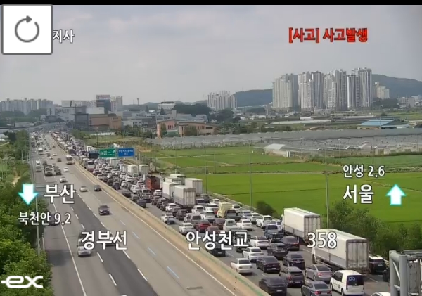 ▲[속보] 경부고속도로 서울방향 안성 부근 대형버스 사고 발생 후미 정체…1~4차로 사고 처리 중 (출처=로드플러스 캡처)