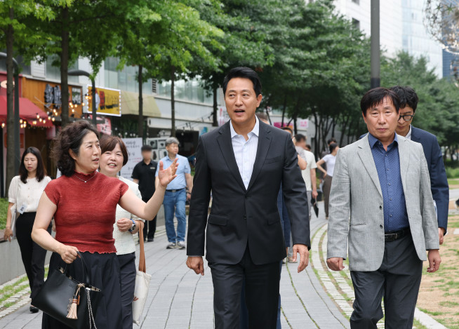 ▲오세훈 서울시장이 3일 서울 강서구 마곡미술길을 방문, 거리에 대한 설명을 듣고 있다. (연합뉴스)
