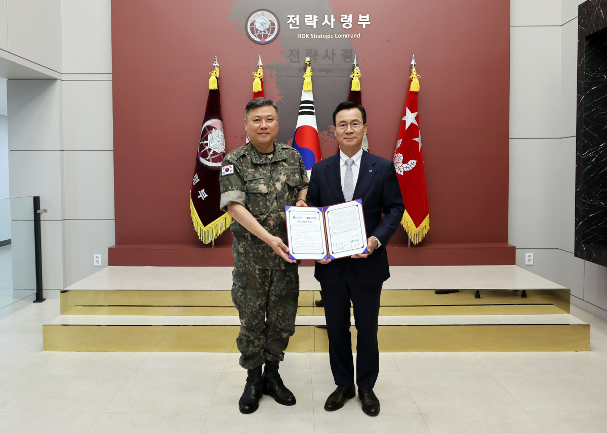 ▲지난달 30일 열린 협약식에서 신익현(오른쪽) LIG D&A 대표이사와 박재열 전략사령관이 기념 촬영을 하고 있다. (사진제공=LIG D&A)