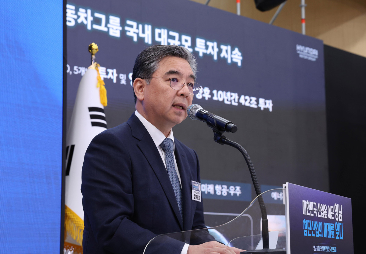 ▲장재훈 현대차그룹 부회장이 3일 경남 진주시에서 이재명 대통령 주재로 열린 영남권 첨단산업 발전비전 국민보고회에서 투자계획을 발표하고 있다. (연합뉴스)
