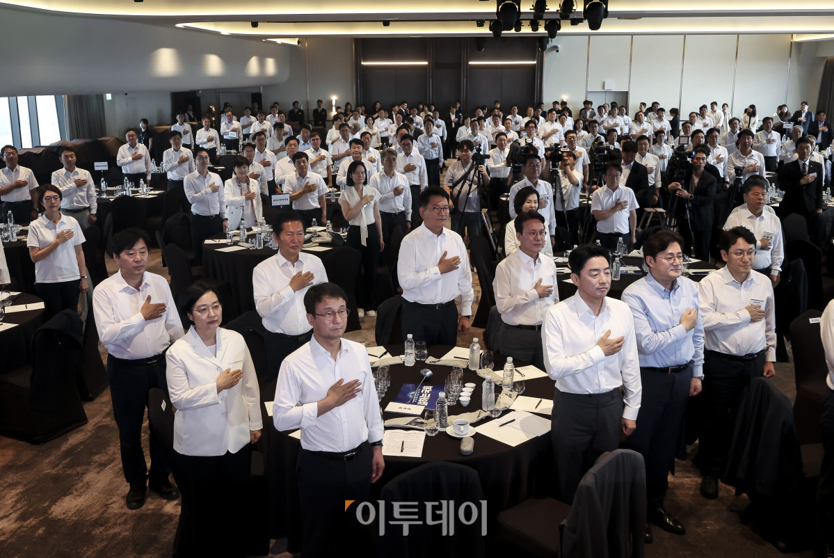 ▲3일 오후 서울 용산구 서울드래곤시티에서 열린 더불어민주당 후반기 국회 대비 국회의원 워크숍에 정청래, 송영길, 김민석 의원 등이 참석해 국민의례를 하고 있다. 고성준 기자 joonko1@