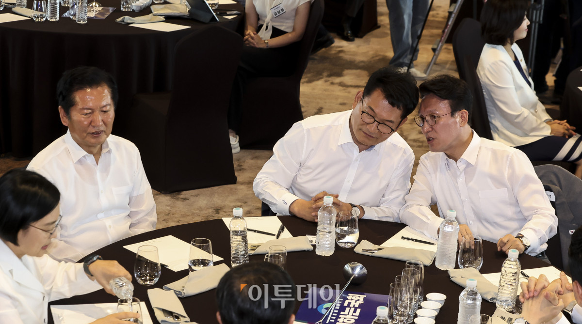 ▲3일 오후 서울 용산구 서울드래곤시티에서 열린 더불어민주당 후반기 국회 대비 국회의원 워크숍에 정청래(왼쪽부터), 송영길, 김민석 의원이 참석해 있다. 고성준 기자 joonko1@