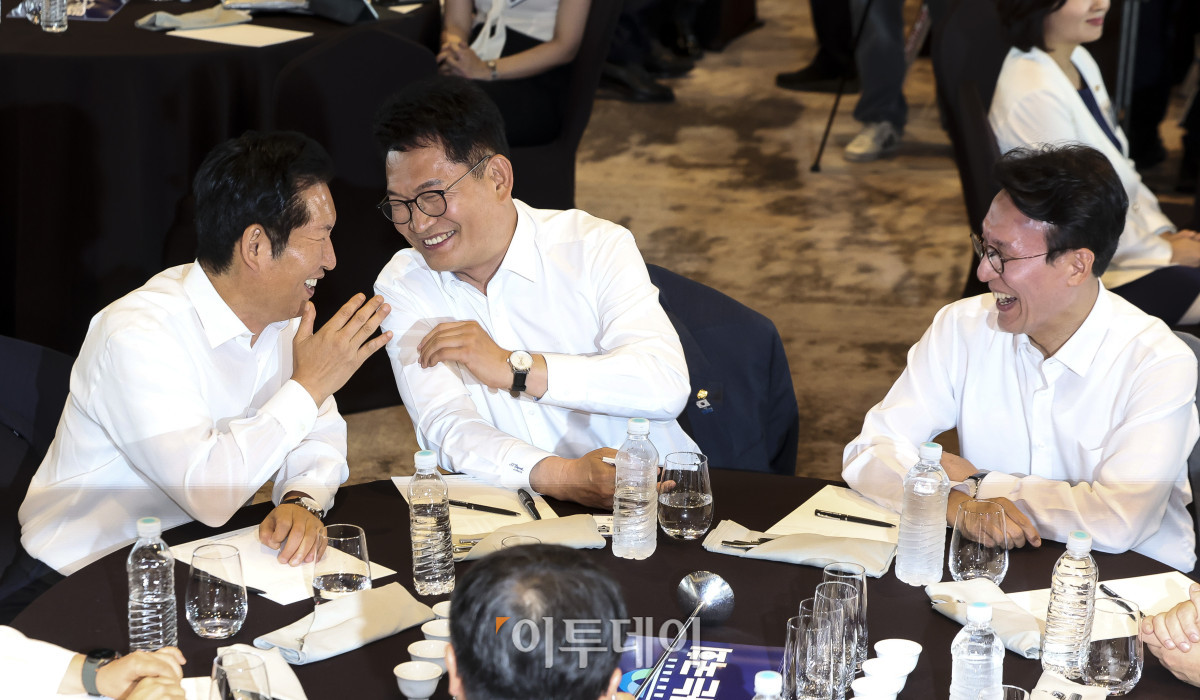 ▲3일 오후 서울 용산구 서울드래곤시티에서 열린 더불어민주당 후반기 국회 대비 국회의원 워크숍에 정청래(왼쪽부터), 송영길, 김민석 의원이 참석해 있다. 고성준 기자 joonko1@