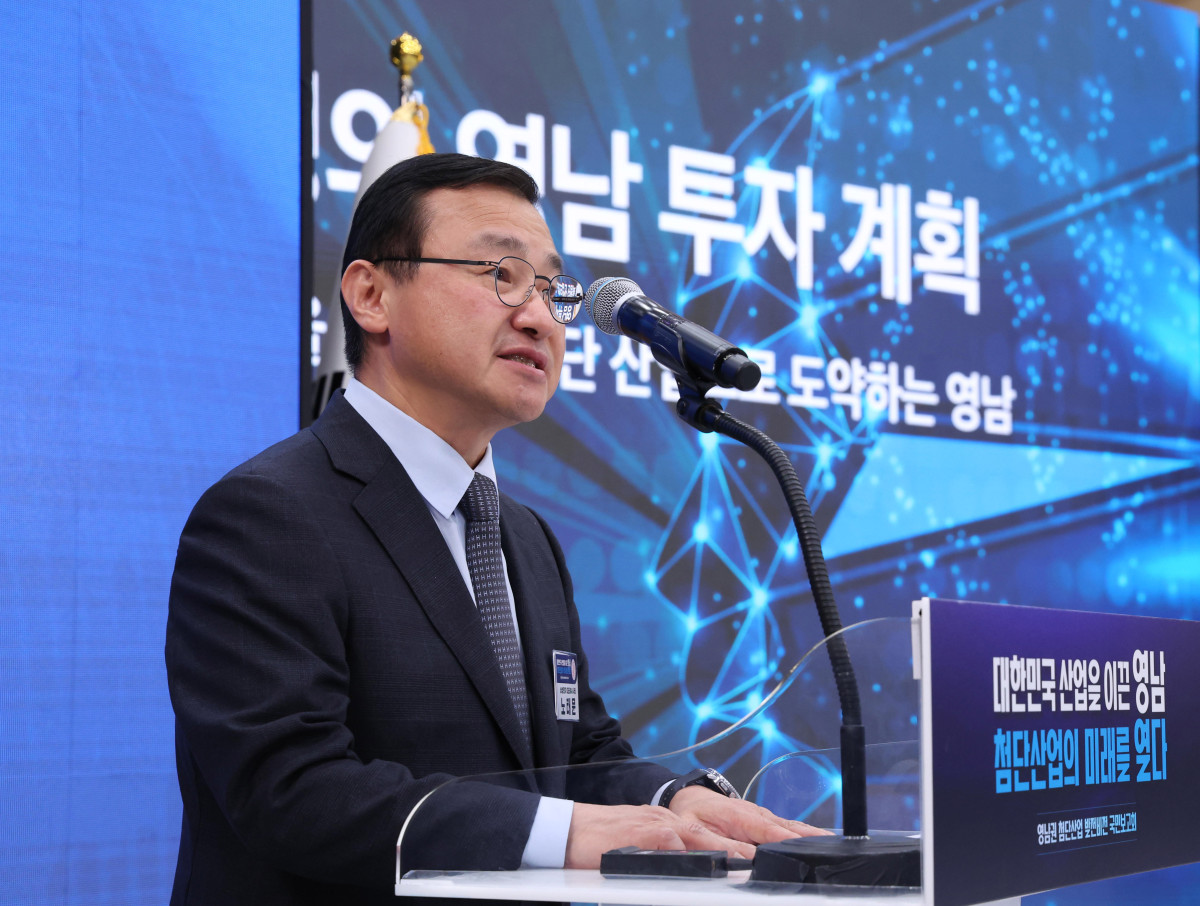 ▲노태문 삼성전자 대표이사 사장이 3일 경남 진주시에서 이재명 대통령 주재로 열린 영남권 첨단산업 발전비전 국민보고회에서 투자계획을 발표하고 있다. (청와대통신사진기자단)