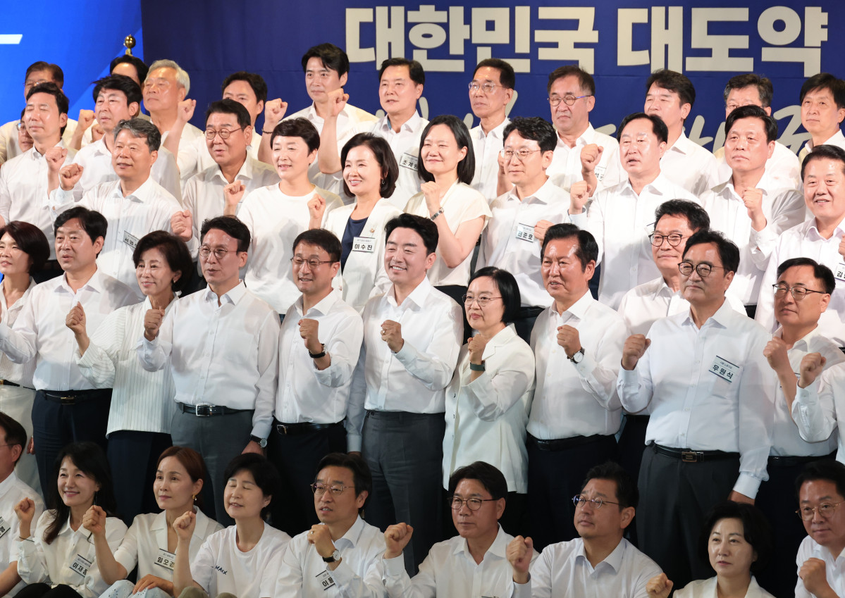 ▲3일 서울 용산구 한 호텔에서 열린 더불어민주당 국회의원 워크숍에서 민주당 한병도 대표 직무대행 겸 원내대표, 한성숙 국무총리 등 참석자들이 기념 촬영하고 있다. (연합뉴스)