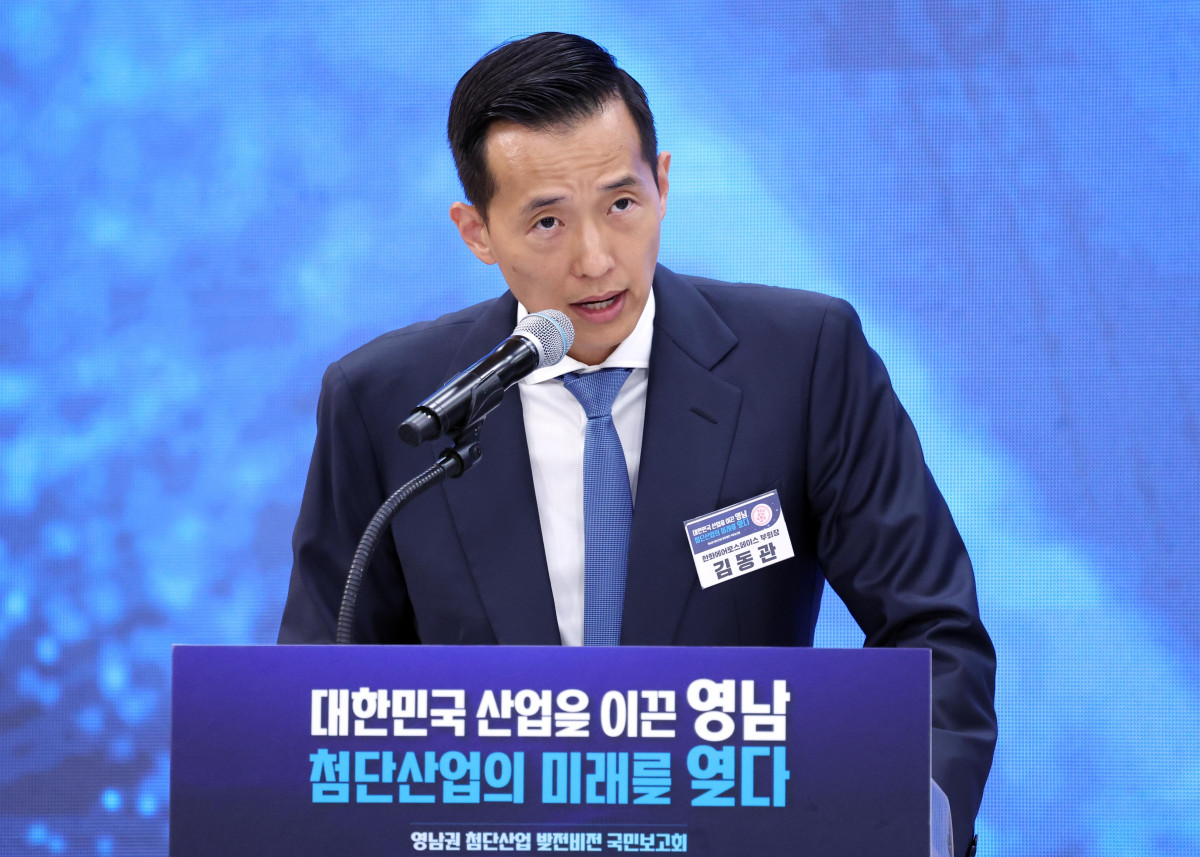 ▲김동관 한화그룹 부회장이 3일 경남 진주시에서 이재명 대통령 주재로 열린 영남권 첨단산업 발전비전 국민보고회에서 투자계획을 발표하고 있다. (청와대통신사진기자단/연합뉴스)