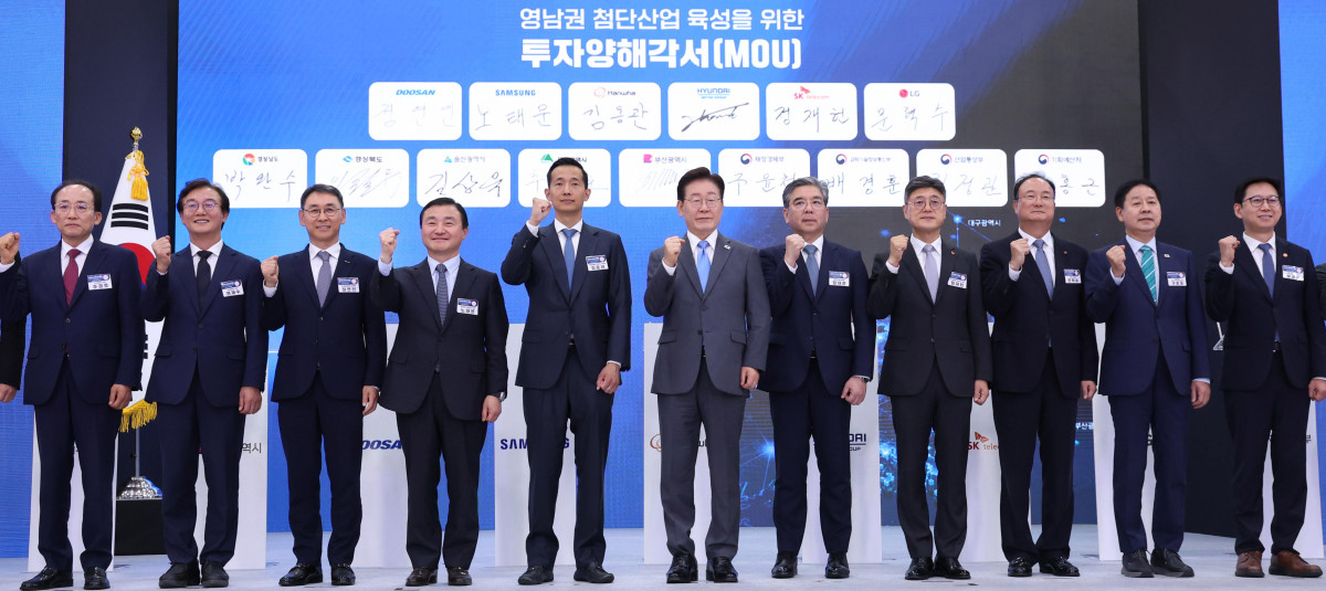 ▲이재명 대통령이 3일 경남 진주시에서 열린 영남권 첨단산업 발전비전 국민보고회에서 투자협약식이 끝난 뒤 참석자들과 기념촬영을 하고 있다.    왼쪽부터 추경호 대구시장, 전재수 부산시장, 정연인 두산에너빌리티 부회장, 노태문 삼성전자 대표이사 사장, 김동관 한화그룹 부회장, 이 대통령, 장재훈 현대차그룹 부회장, 정재헌 SK텔레콤 대표이사 사장, 문혁수 LG이노텍 사장, 구윤철 부총리 겸 재정경제부 장관, 배경훈 부총리 겸 과학기술정보통신부 장관. 2026.7.3 [청와대통신사진기자단] (사진=연합뉴스)