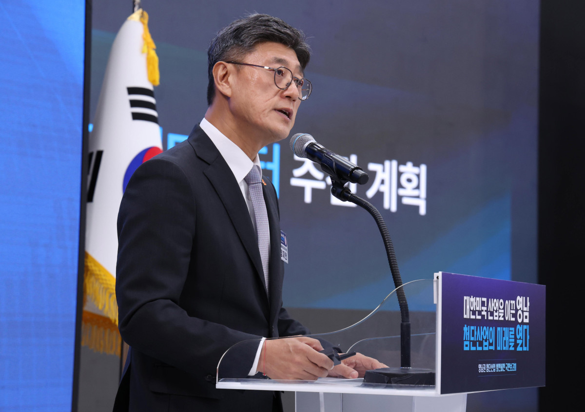 ▲정재헌 SK텔레콤 대표이사 사장이 3일 경남 진주시에서 이재명 대통령 주재로 열린 영남권 첨단산업 발전비전 국민보고회에서 투자계획을 발표하고 있다. (연합뉴스)