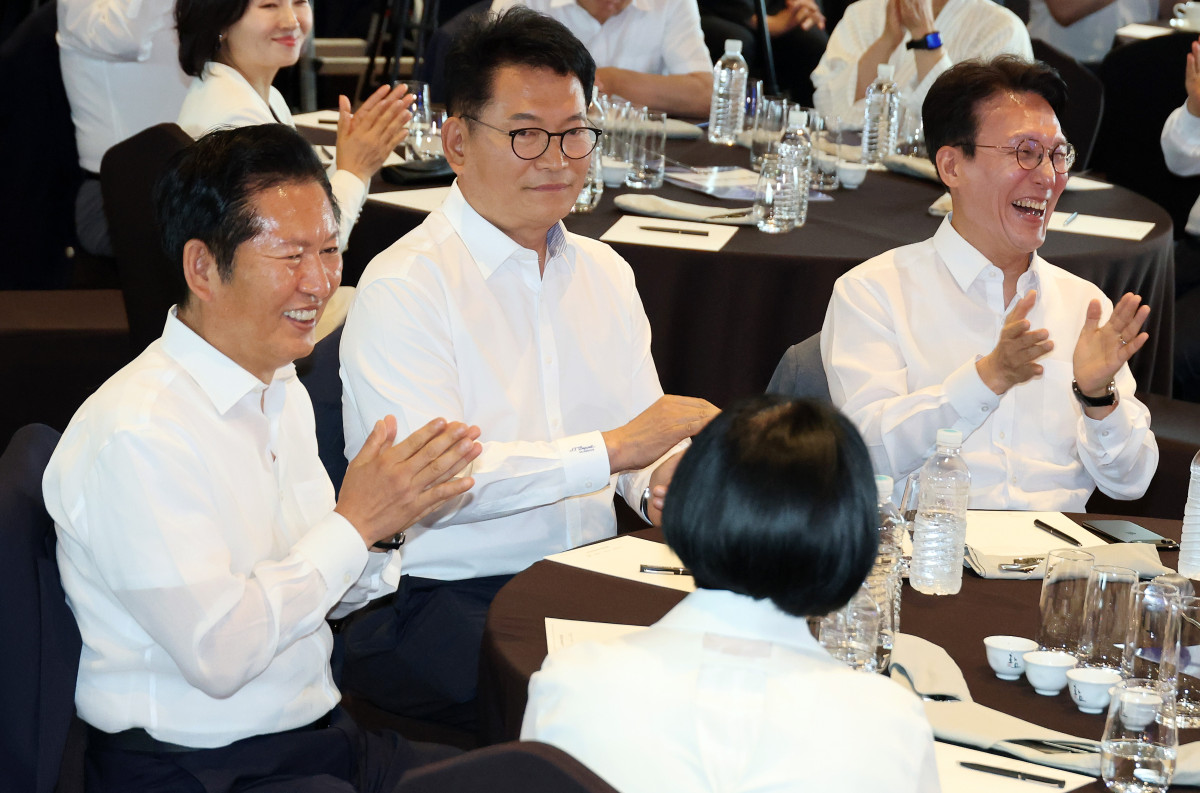 ▲더불어민주당 정청래 전 대표(왼쪽부터)와 송영길 의원, 김민석 전 국무총리가 3일 서울 용산구 한 호텔에서 열린 더불어민주당 국회의원 워크숍에 참석해 손뼉 치고 있다. (연합뉴스)