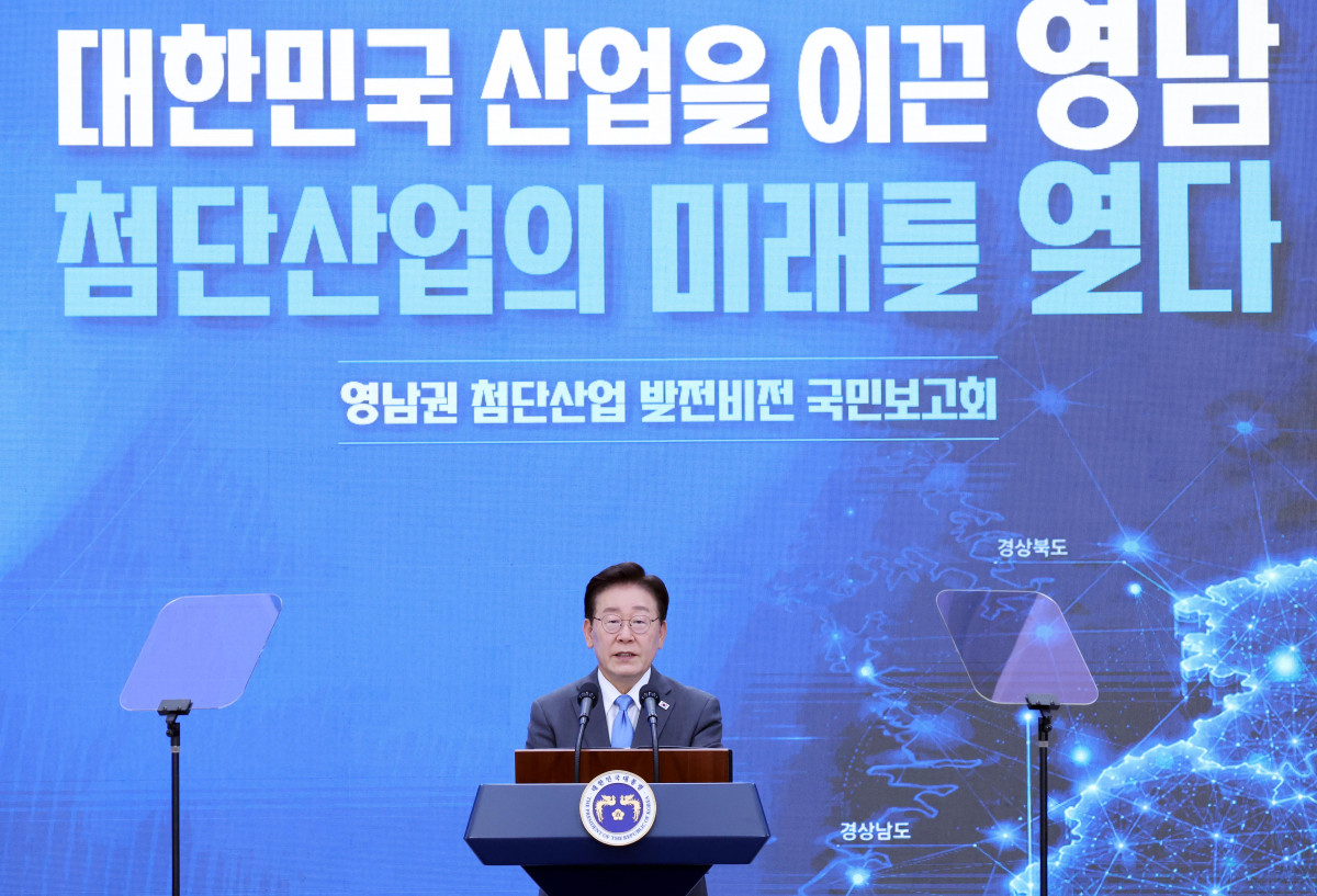 ▲이재명 대통령이 3일 경남 진주시에서 열린 영남권 첨단산업 발전비전 국민보고회에서 축사를 하고 있다. 2026.7.3 [청와대통신사진기자단] (사진=연합뉴스)