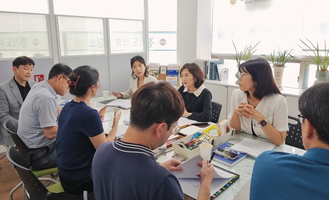 ▲김영희·전예슬 경기도의회 의원이 1일 경기도의회 오산상담소에서 화성오산교육지원청 교육시설과 관계자들과 정담회를 갖고 가수초등학교 학교복합시설·성호중학교 국민체육센터 건립사업의 무산 경위를 점검하고 있다.
두 의원은 이날 확인된 경위를 면밀히 검토해 동일한 문제가 반복되지 않도록 관계기관과 협의를 이어가기로 했다. (경기도의회)