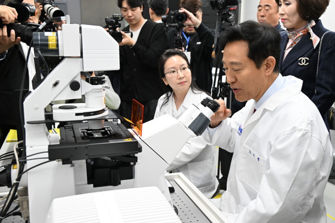 ▲오세훈 서울시장이 서울 동대문구 서울바이오허브 글로벌센터에서 열린 개관식에서 시설을 둘러보고 있다. (사진제공=서울시)