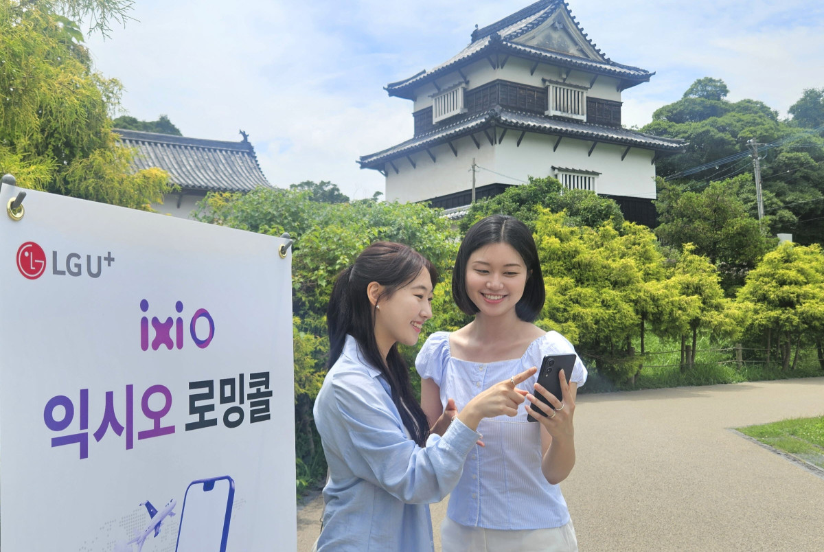 ▲LG유플러스는 일본을 시작으로 해외 무료 통화 서비스 ‘익시오(ixi-O) 로밍콜’ 서비스를 출시하고, 하반기 내 약 100개국으로 제공 국가를 확대할 계획이라고 5일 밝혔다. 사진은 후쿠오카에서 LG유플러스 대학생 앰배서더 유쓰피릿이 익시오 로밍콜 서비스를 소개하고 있는 모습. (사진제공=LG유플러스)