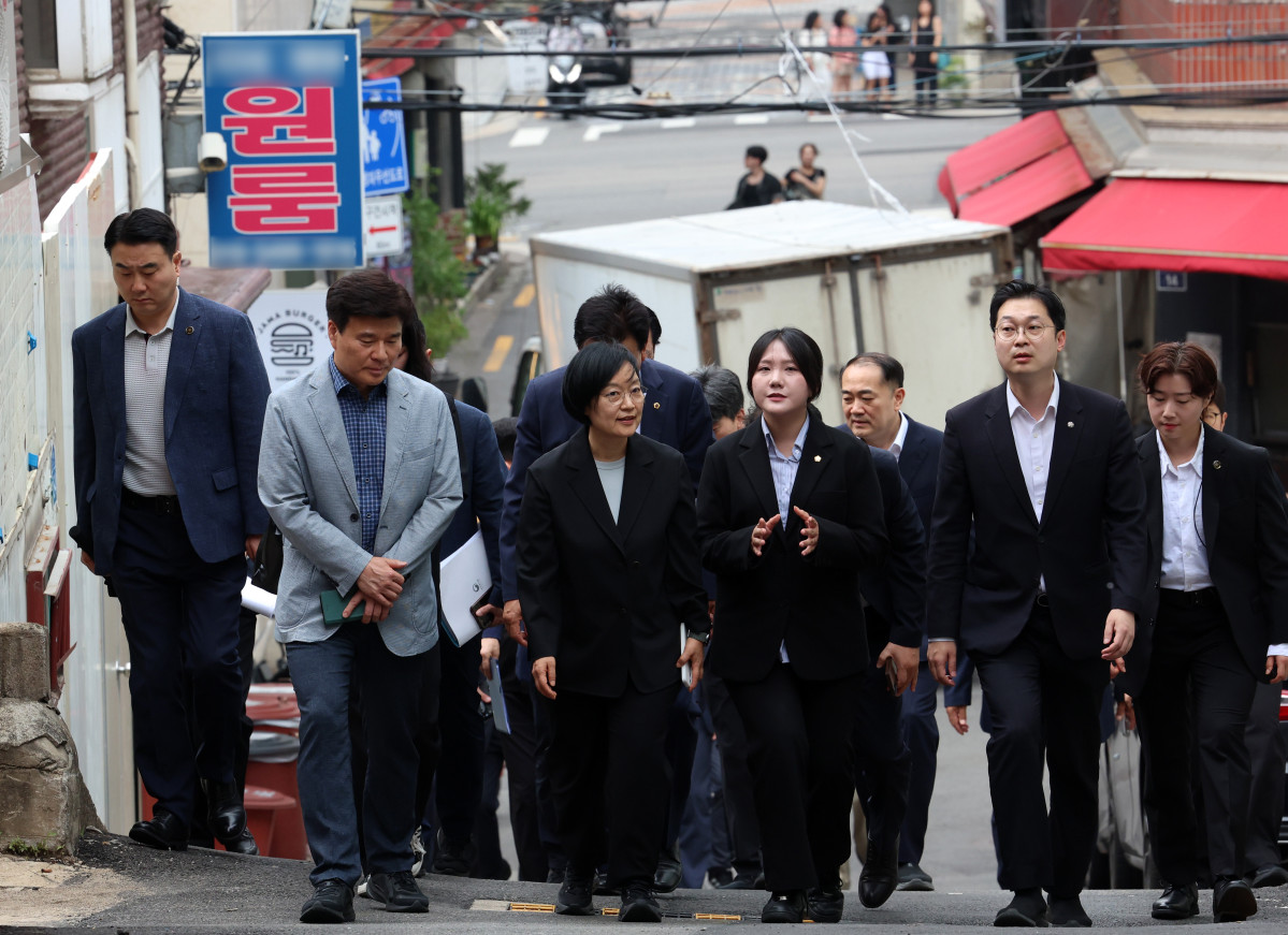 ▲한성숙 국무총리가 4일 오후 서울 서대문구 신촌 일대 원룸 밀집지역을 점검하고 있다. (뉴시스)