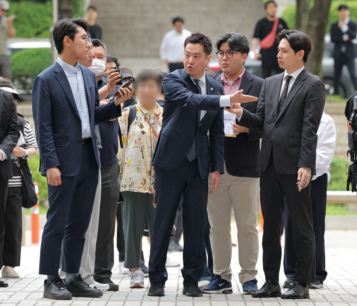 ▲고(故) 김새론의 사망 원인이 배우 김수현의 채무 압박 때문이라는 등 허위 사실을 유포한 혐의를 받는 김세의 가로세로연구소 대표가 5월 26일 서초구 서울중앙지방법원에서 열린 구속 전 피의자 심문(영장실질심사)에 출석하고 있다. (연합뉴스)