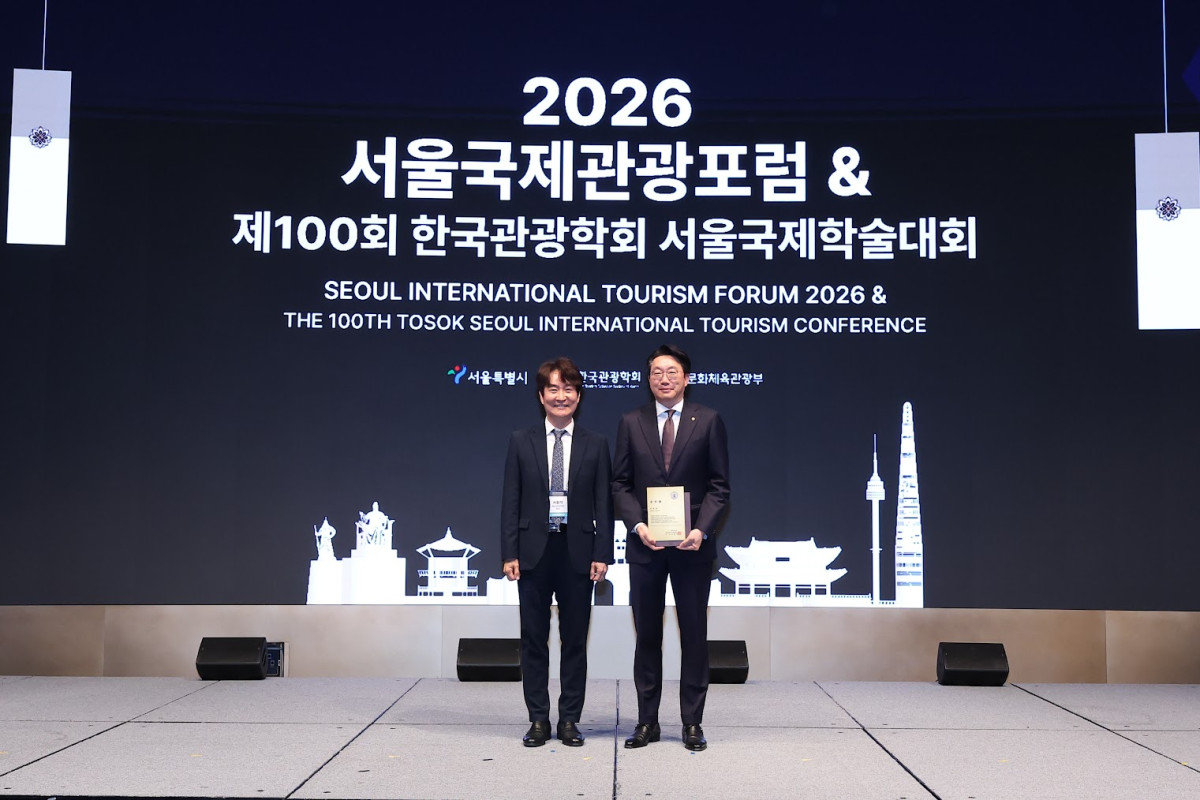▲2일 최종환(오른쪽) 파라다이스 대표이사와 서원석 한국관광학회장이 제100회 한국관광학회 서울국제학술대회 시상식에서 기념 촬영을 하고 있다. (사진제공 한국관광학회)
