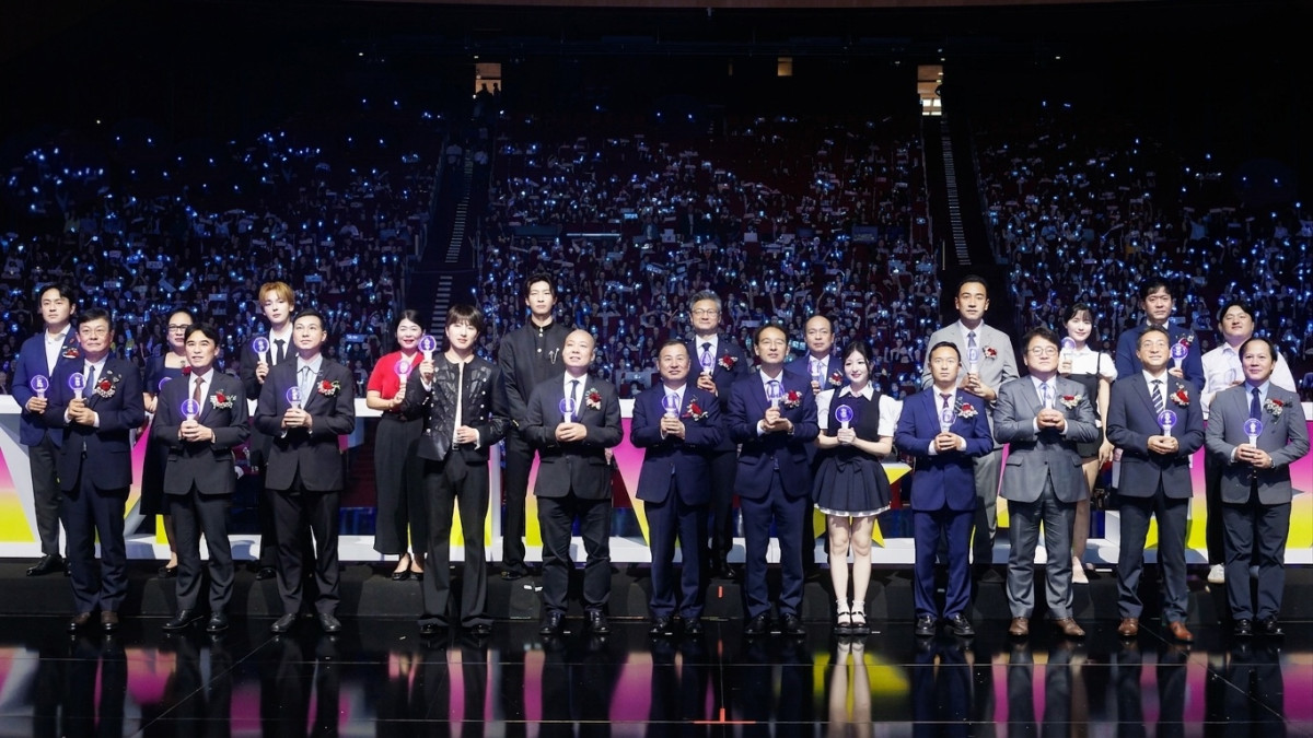 ▲산업통상부와 코트라는 농림축산식품부, aT와 2일부터 사흘간 하노이 국립컨벤션센터(이하 NCC)에서 K컬처와 소비재를 결합한 종합 마케팅 행사인 한류박람회를 개최했다. ‘2026 하노이 한류박람회’ 개막 세레모니 현장의 모습. (사진=코트라)