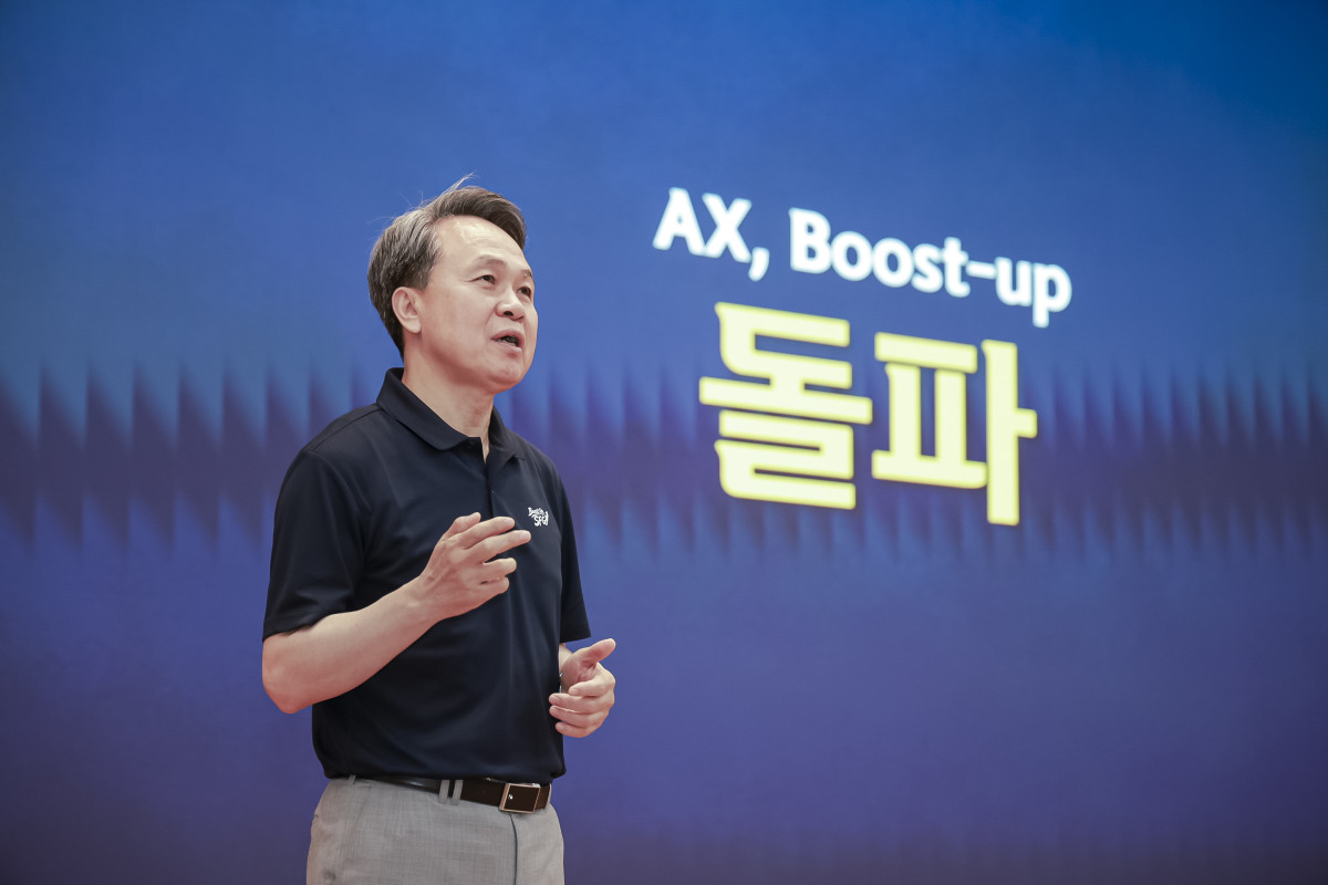 ▲진옥동 신한금융그룹 회장이 '2026년 하반기 경영포럼'에서 강평을 하고 있다. (신한금융)