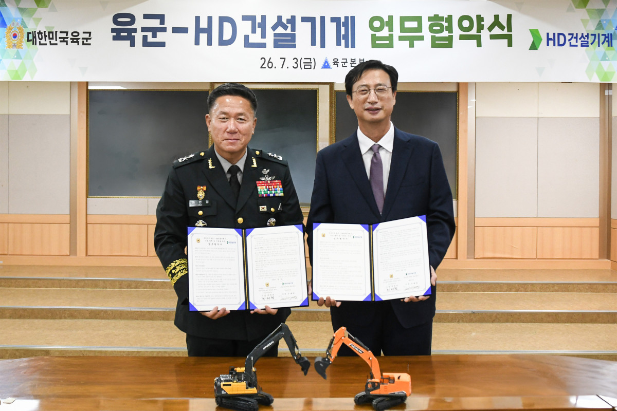 ▲HD건설기계와 육군본부가 건설장비 무인화 등 기술 교류 및 정비 인력 양성을 위한 업무협약을 체결했다. 사진 오른쪽부터 HD건설기계 문재영 사장, 육군본부 군수참모부장 하헌철 소장. (사진=HD건설기계)