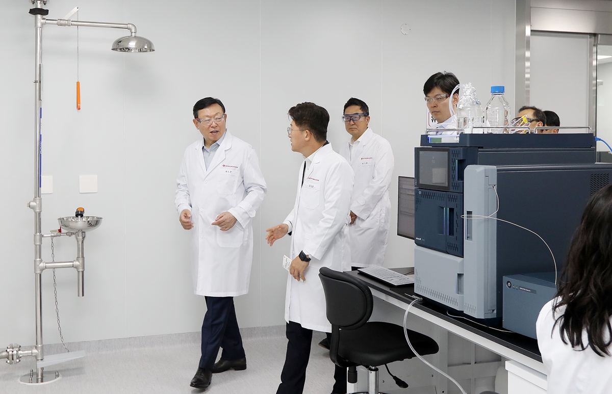 ▲신동빈 롯데 회장이 3일 인천 연수구에 위치한 롯데바이오로직스 송도 캠퍼스 1공장을 찾아 현장경영을 펼쳤다. 신 회장(왼쪽 첫번째)이 공장 내 연구시설을 둘러보며 생산 공정에 대한 설명을 듣고 있다. (사진제공=롯데)