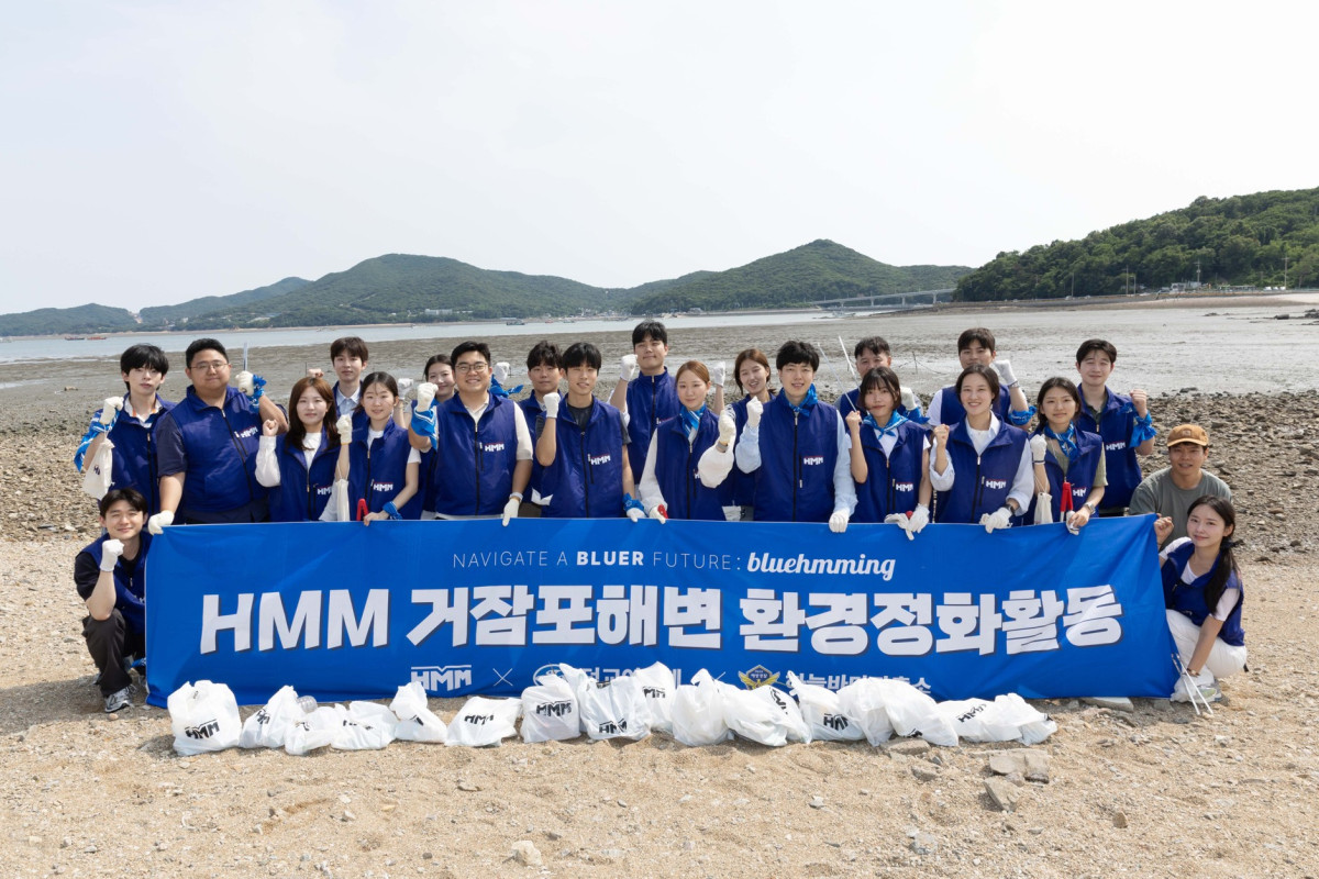 ▲지난 3일 인천 영종도 거잠포해변 일대에서 진행된 반려해변 정화활동에 참여한 HMM 신입사원들과 임직원들이 기념 촬영을 하고 있다. (사진=HMM)
