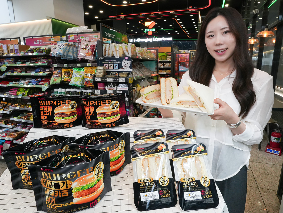 ▲코리아세븐이 운영하는 편의점 세븐일레븐이 삼각김밥, 김밥, 샌드위치에 이어 간편식의 핵심 원재료인 ‘패티’ 혁신에 나서며 프리미엄 라인업을 새롭게 선보인다고 5일 밝혔다. (사진제공=세븐일레븐)