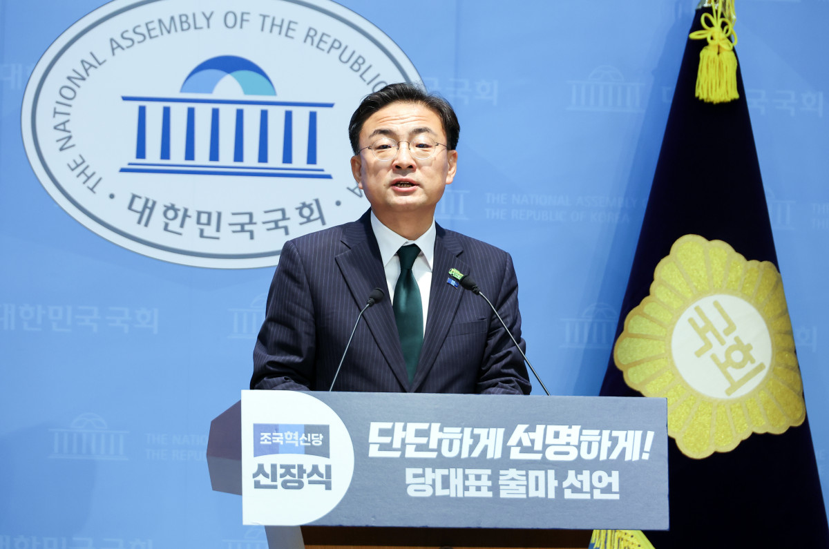 ▲조국혁신당 신장식 당 대표 권한대행이 5일 국회 소통관에서 당 대표 출마 선언을 하고 있다. 사진=연합뉴스