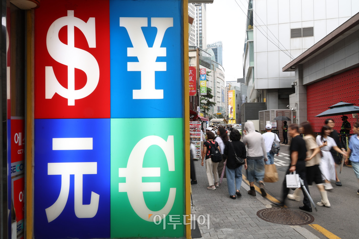▲외환시장 24시간 체제 전환을 하루 앞둔 5일 서울 중구 명동의 한 환전소가 붐비고 있다. 정부는 이번 24시간 외환시장 개장을 계기로 해외 투자자의 거래 편의를 높이고, 외환시장 접근성 확대와 환율 안정 효과를 기대하고 있다고 밝혔다. 고이란 기자 photoeran@