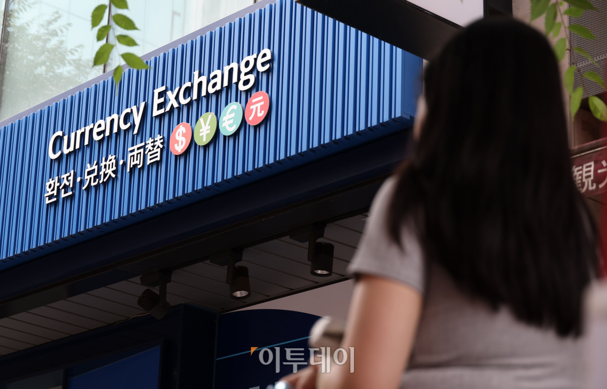 ▲외환시장 24시간 체제 전환을 하루 앞둔 5일 한 관광객이 서울 중구 명동의 은행 환전소를 방문하고 있다. 정부는 이번 24시간 외환시장 개장을 계기로 해외 투자자의 거래 편의를 높이고, 외환시장 접근성 확대와 환율 안정 효과를 기대하고 있다고 밝혔다. 고이란 기자 photoeran@