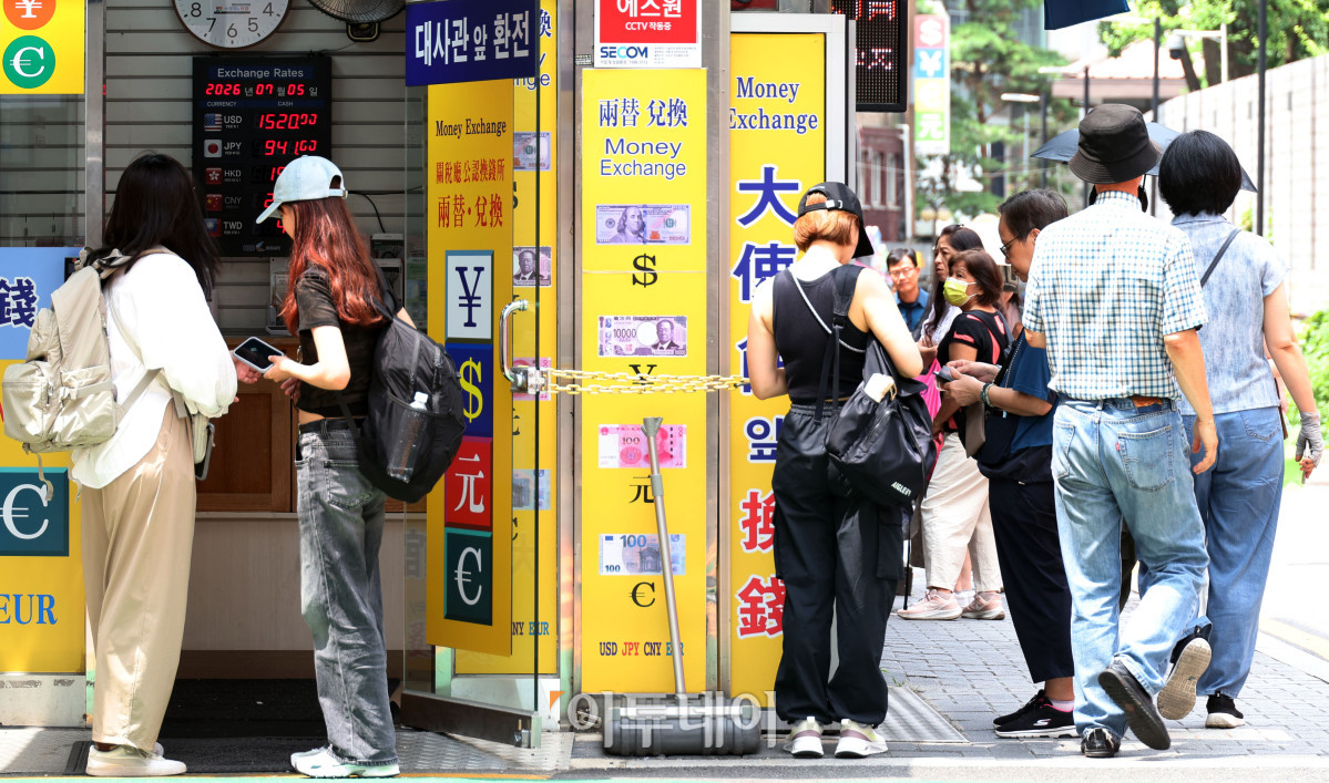 ▲외환시장 24시간 체제 전환을 하루 앞둔 5일 서울 중구 명동의 한 환전소가 붐비고 있다. 정부는 이번 24시간 외환시장 개장을 계기로 해외 투자자의 거래 편의를 높이고, 외환시장 접근성 확대와 환율 안정 효과를 기대하고 있다고 밝혔다. 고이란 기자 photoeran@
