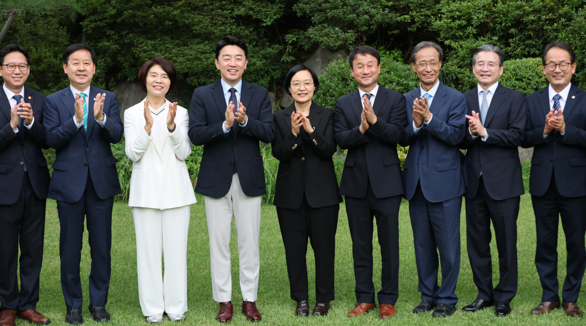 ▲한성숙 국무총리가 5일 서울 종로구 삼청동 총리공관에서 열린 고위당정협의회에서 더불어민주당 한병도 대표 직무대행 겸 원내대표(오른쪽 네번째), 강훈식 대통령비서실장(왼쪽 네번째) 등 참석자들과 기념촬영을 하고 있다. 사진=연합뉴스
