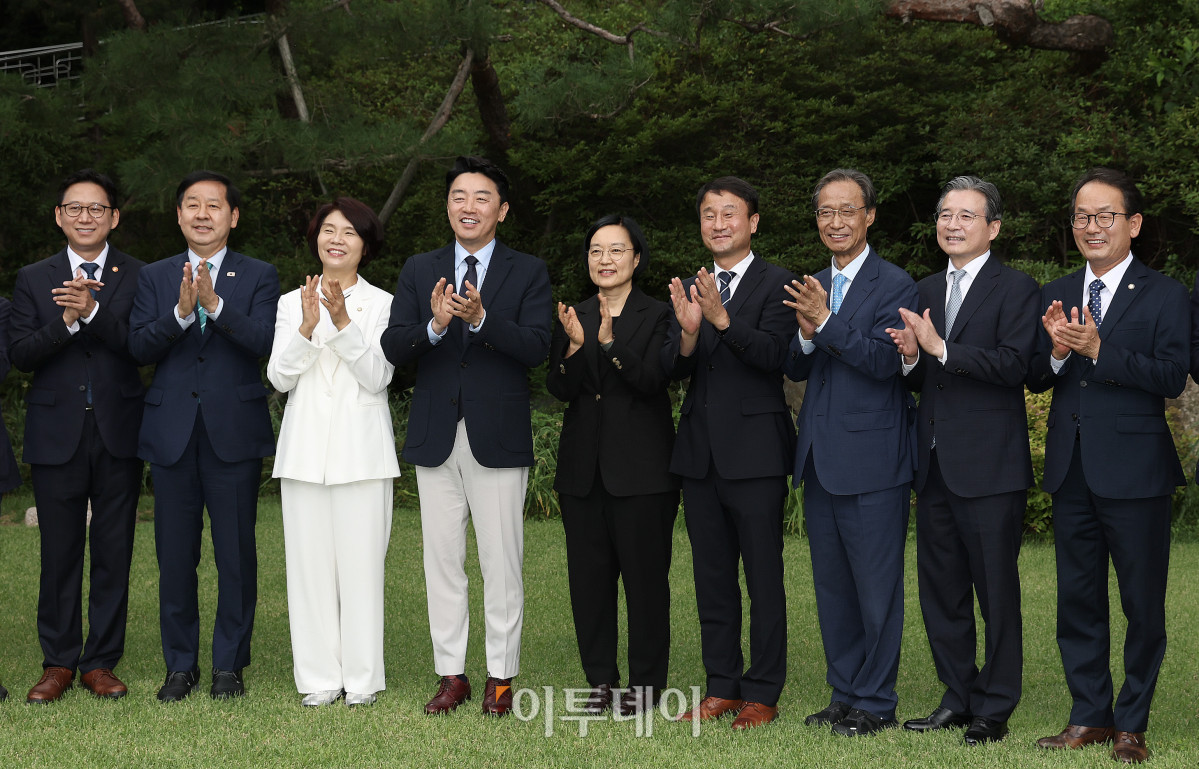 ▲한성숙 국무총리와 한병도 더불어민주당 대표 직무대행 겸 원내대표,강훈식 대통령비서실장 등이 5일 서울 삼청동 국무총리 서울공관에서 열린 고위당정협의회에 앞서 박수를 치고 있다. 고이란 기자 photoeran@