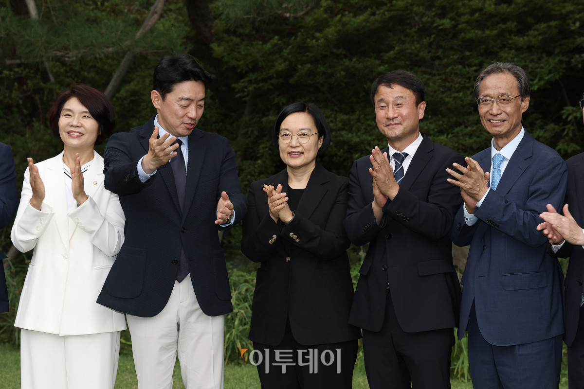 ▲한성숙 국무총리와 한병도 더불어민주당 대표 직무대행 겸 원내대표,강훈식 대통령비서실장 등이 5일 서울 삼청동 국무총리 서울공관에서 열린 고위당정협의회에 앞서 박수를 치고 있다. 고이란 기자 photoeran@