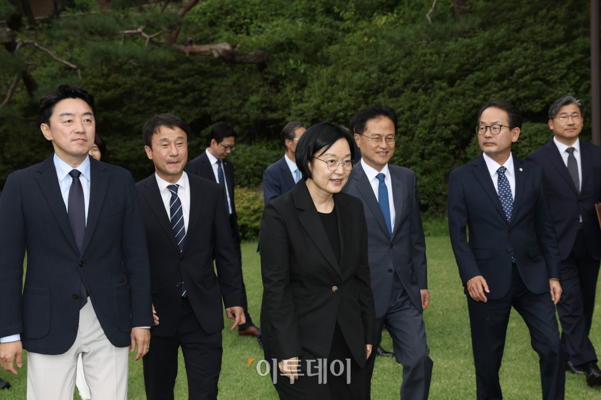 ▲한성숙 국무총리와 한병도 더불어민주당 대표 직무대행 겸 원내대표,강훈식 대통령비서실장 등이 5일 서울 삼청동 국무총리 서울공관에서 열린 고위당정협의회에 앞서 기념사진 촬영을 마치고 회의장으로 이동하고 있다. 고이란 기자 photoeran@