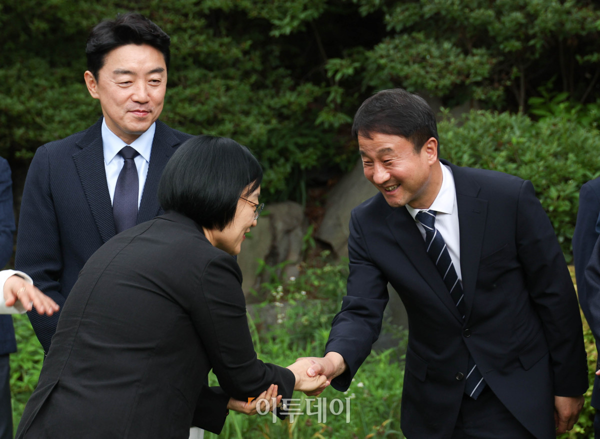 ▲한성숙 국무총리와 한병도 더불어민주당 대표 직무대행 겸 원내대표,강훈식 대통령비서실장 등이 5일 서울 삼청동 국무총리 서울공관에서 열린 고위당정협의회에 앞서 인사하고 있다. 고이란 기자 photoeran@