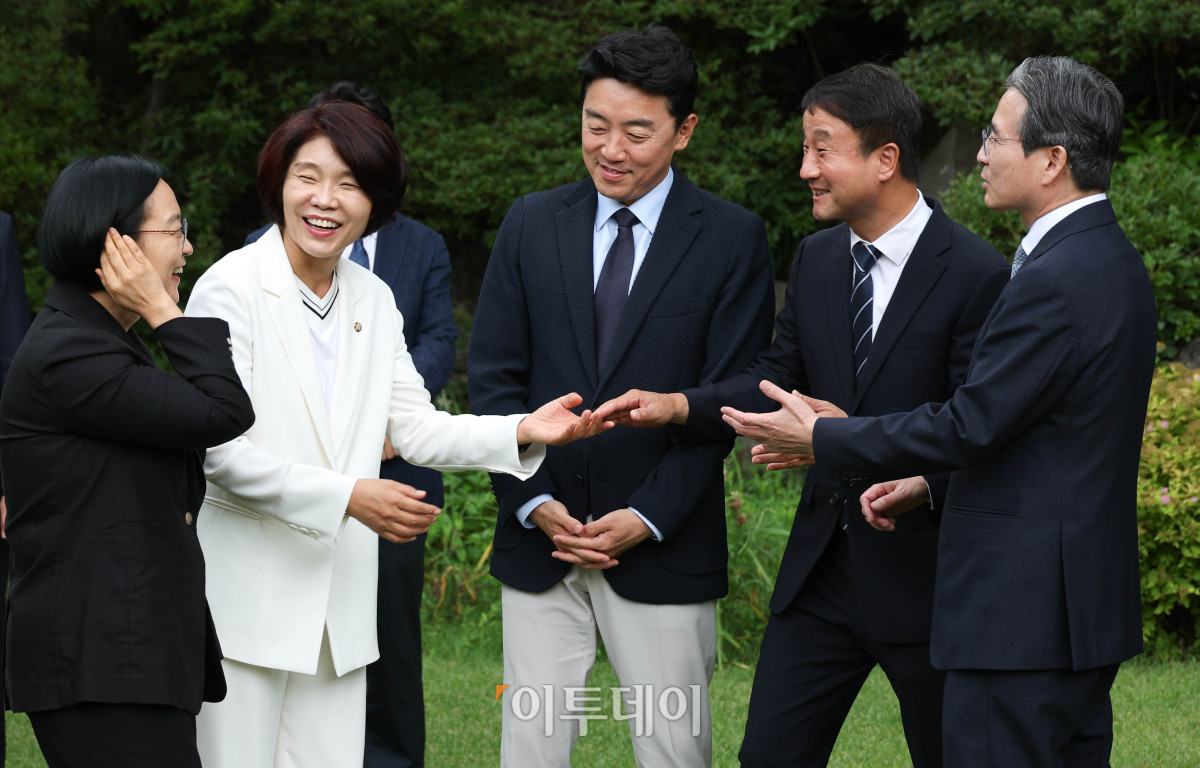 ▲한성숙 국무총리와 한병도 더불어민주당 대표 직무대행 겸 원내대표,강훈식 대통령비서실장 등이 5일 서울 삼청동 국무총리 서울공관에서 열린 고위당정협의회에 앞서 대화하고 있다. 고이란 기자 photoeran@