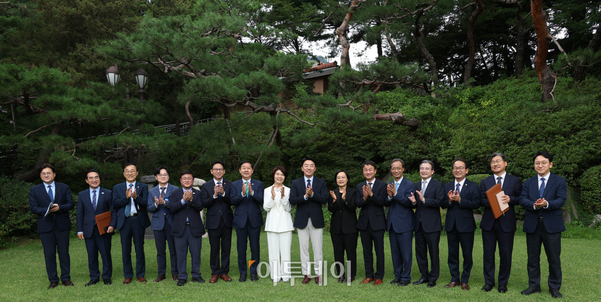 ▲한성숙 국무총리와 한병도 더불어민주당 대표 직무대행 겸 원내대표,강훈식 대통령비서실장 등이 5일 서울 삼청동 국무총리 서울공관에서 열린 고위당정협의회에 앞서 박수를 치고 있다. 고이란 기자 photoeran@