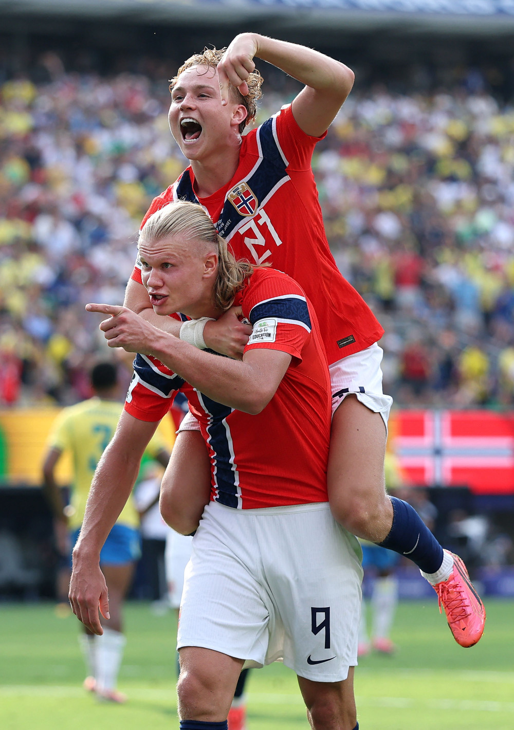 ▲엘링 홀란이 5일(현지시간) 미국 뉴저지주 이스트러더퍼드에서 열린 2026 FIFA 북중미 월드컵 16강 브라질전에서 노르웨이의 두 번째 골을 넣은 뒤 안드레아스 셸데루프와 기뻐하고 있다. (북미게티이미지/AFP/연합뉴스)