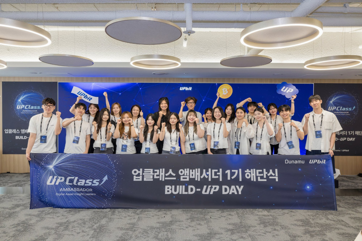 ▲업클래스 앰배서더 1기 해단식에서 앰배서더 12인이 윤선주 CBIO를 비롯한 두나무 관계자들과 기념 사진을 촬영하고 있다. (사진=두나무)