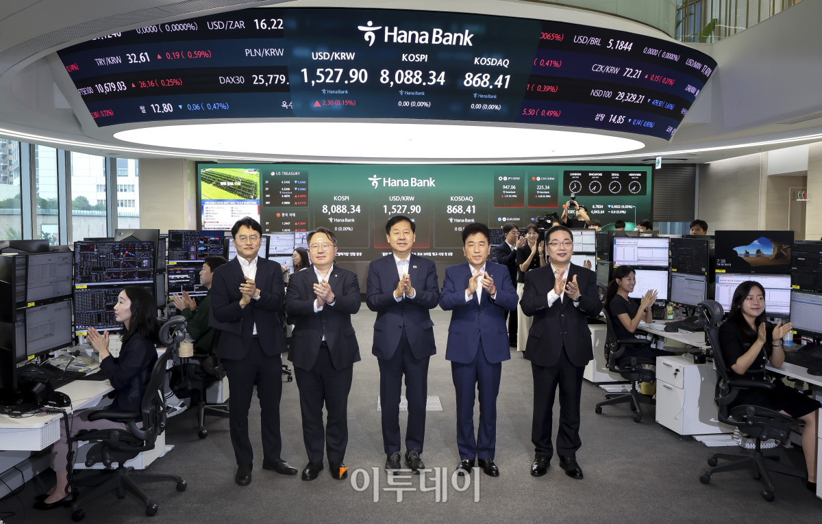 ▲구윤철(가운데) 부총리 겸 재정경제부 장관과 참석자들이 24시간 외환시장 개장 첫날인 6일 서울 중구 하나은행 본점 딜링룸에서 박수를 치고 있다. 사진 왼쪽부터 문지성 재정경제부 국제차관보, 권민수 한국은행 부총재보, 구 부총리, 함영주 하나금융그룹 회장, 이호성 하나은행장. 고성준 기자 joonko1@