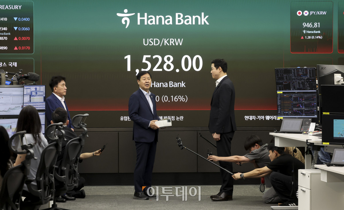▲구윤철 부총리 겸 재정경제부 장관이 24시간 외환시장 개장 첫날인 6일 서울 중구 하나은행 본점 딜링룸을 방문해 근무자들을 격려하고 있다. 고성준 기자 joonko1@