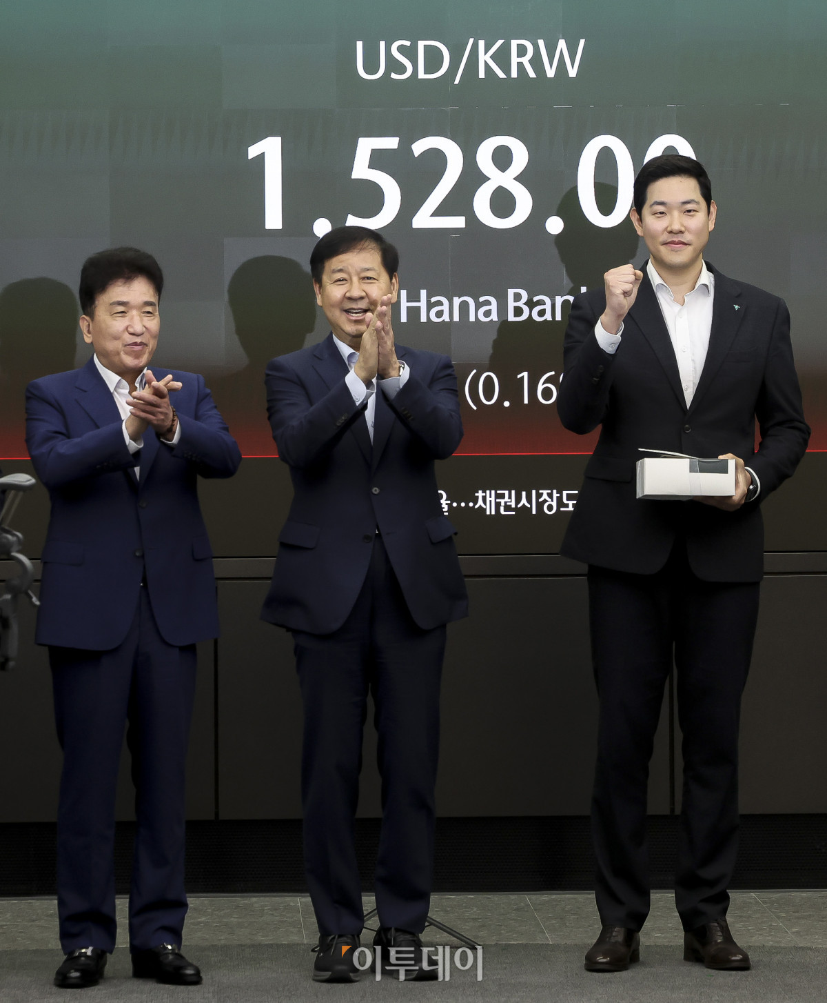 ▲구윤철 부총리 겸 재정경제부 장관이 24시간 외환시장 개장 첫날인 6일 서울 중구 하나은행 본점 딜링룸을 방문해 근무자들을 격려하고 있다. 고성준 기자 joonko1@