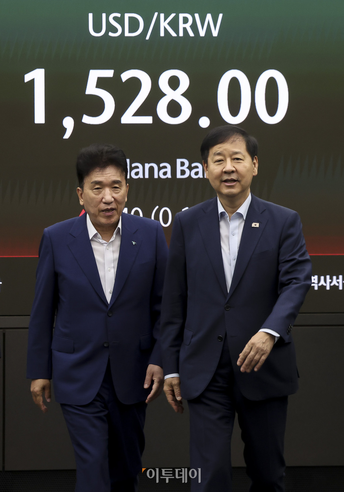 ▲구윤철(오른쪽) 부총리 겸 재정경제부 장관과 함영주 하나금융그룹 회장이 24시간 외환시장 개장 첫날인 6일 서울 중구 하나은행 본점 딜링룸을 나서고 있다. 고성준 기자 joonko1@