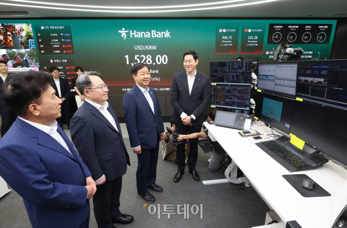 ▲구윤철 부총리 겸 재정경제부 장관이 6일 오전 24시간 외환시장 개장 계기 서울 중구 하나은행 딜링룸을 방문해 외환 거래 과정 설명을 듣고 있다. 고성준 기자 joonko1@